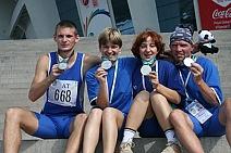Atletska štafeta 4x400 metrov se veseli drugega mesta (z leve: Marko Bratušek, Barbara Šket, Andreja Bego, Janez Juvan)
