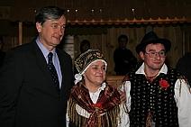 Gostitelja večera Špela in Blaž iz CUDV Radovljica s predsednikom republike